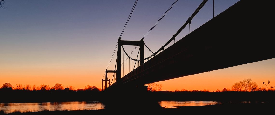 ADISS intervient sur un pont enjambant une rivière au crépuscule